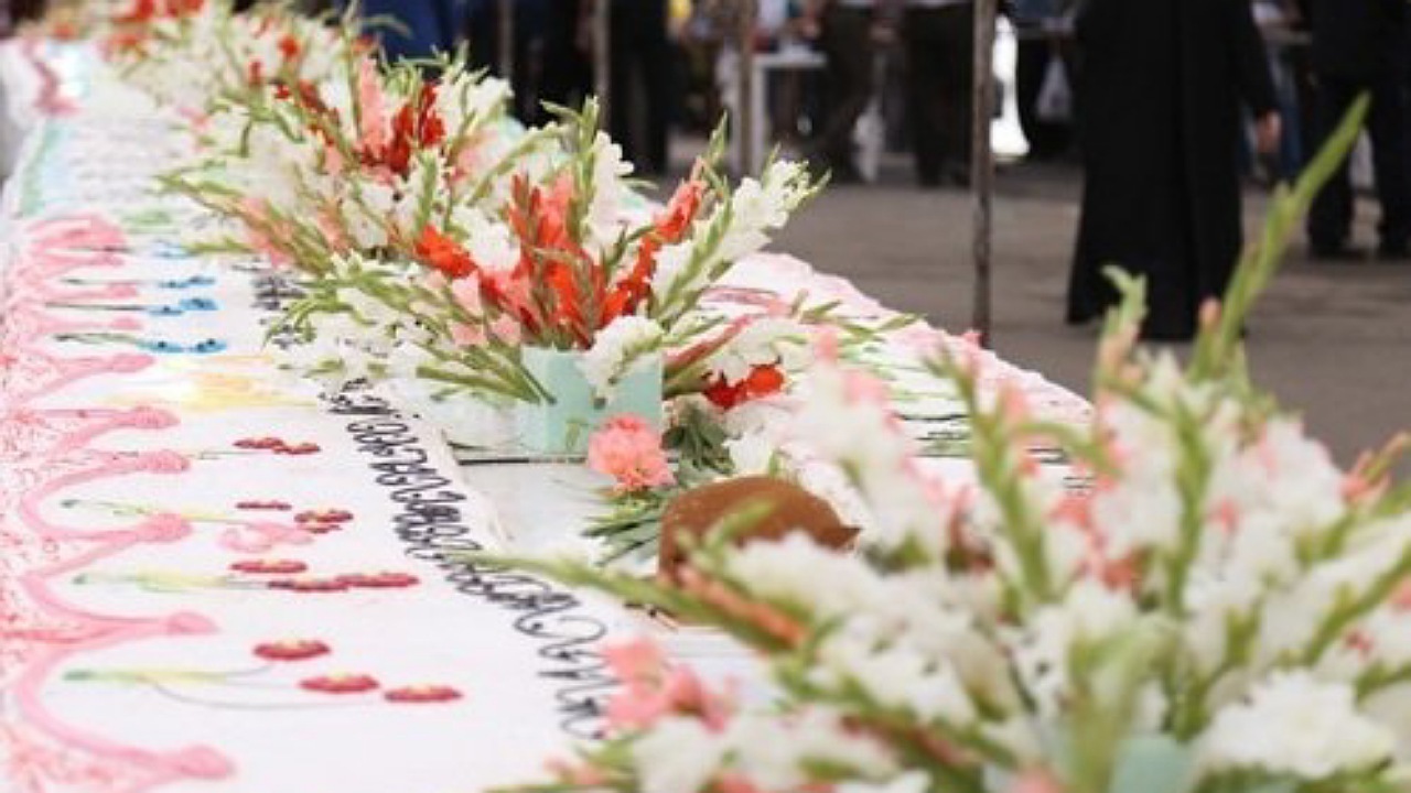 ولادت امیر المومنین را با کیک یک تُنی جشن میگیریم ولادت امیر المومنین را با کیک یک تُنی جشن میگیریم