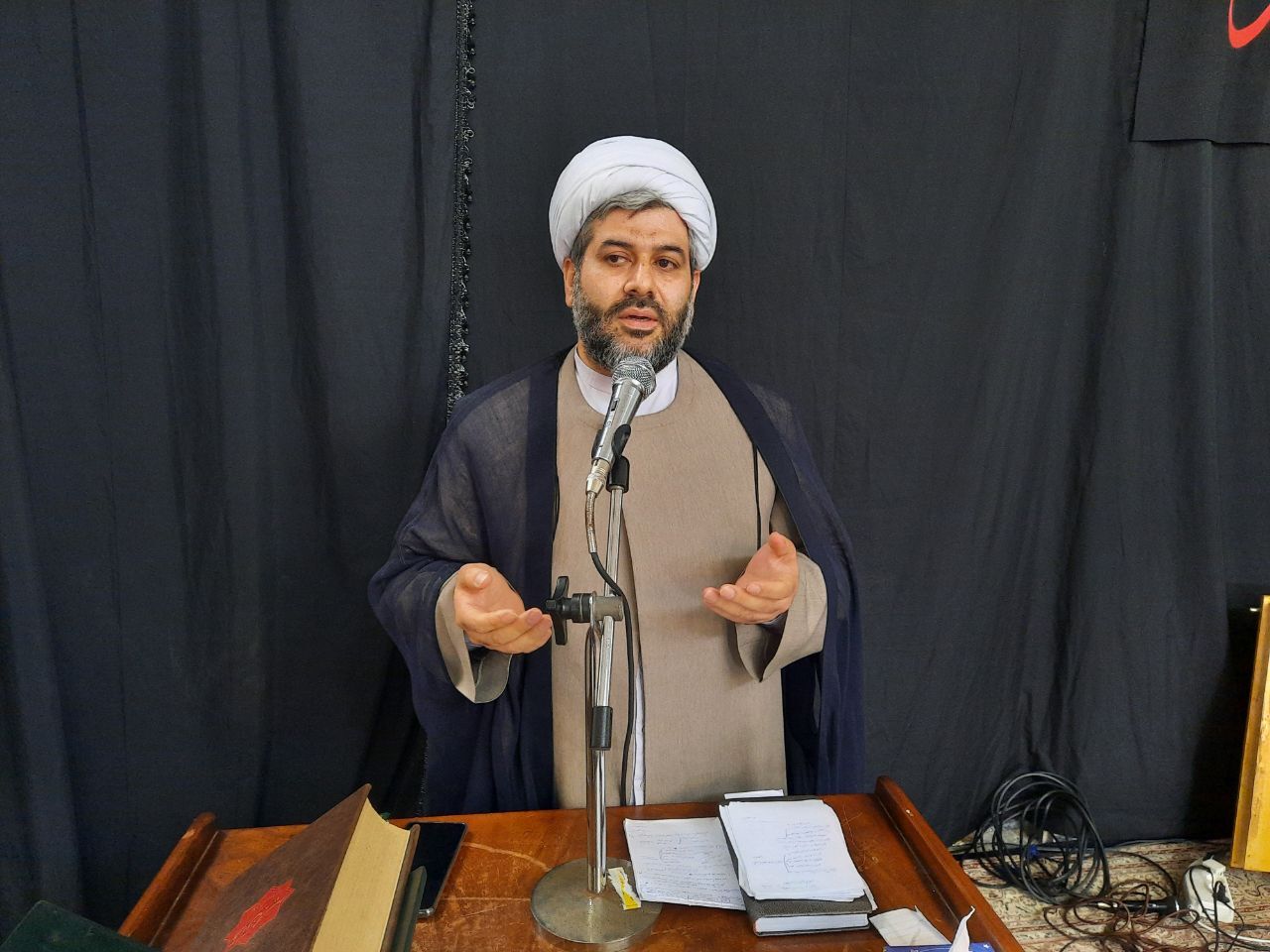 روحانیون با تاکتیکهای جدید تبلیغی در کنار مردم روحانیون با تاکتیکهای جدید تبلیغی در کنار مردم