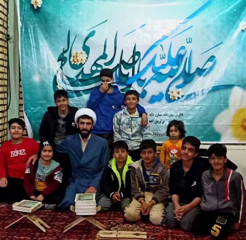 این امام محله به خانههای تک تک دانش آموزان روستا سر میزند این امام محله به خانههای تک تک دانش آموزان روستا سر میزند