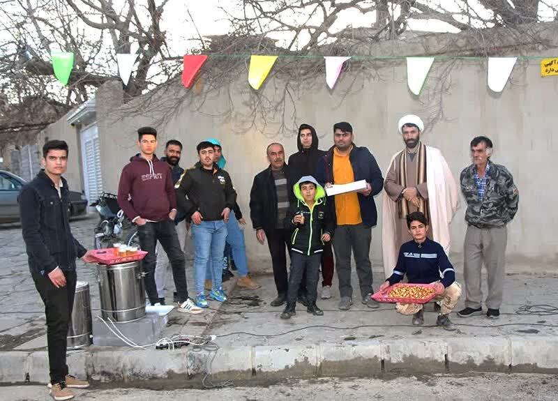 این امام محله به خانههای تک تک دانش آموزان روستا سر میزند این امام محله به خانههای تک تک دانش آموزان روستا سر میزند