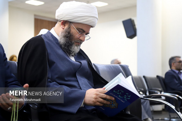 رونمایی از کتاب «میثاق قدسی، ضرورت یاری امام زمان (عج)»