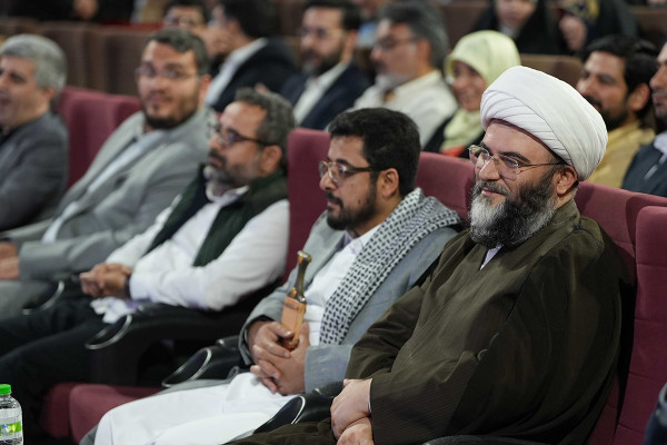 קארן הומאיוּנפאר נבחר לדמות האמנותית של השנה