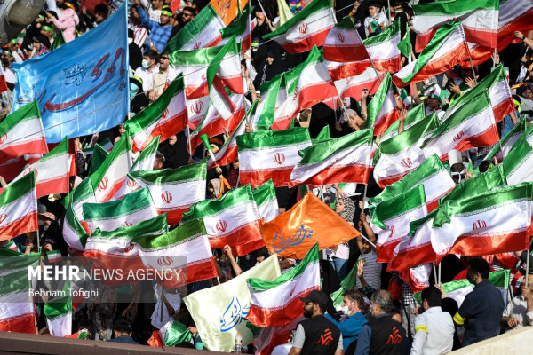 Interpretación masiva del himno “Salam Farmandeh” en el Estadio Azadi de Teherán