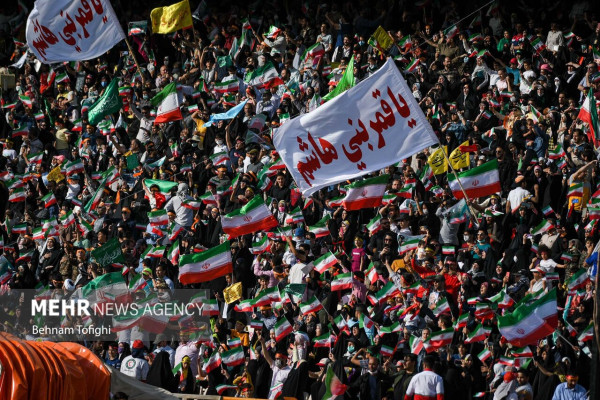 تہران کے آزادی اسٹیڈیم میں "سلام فرمانده" ترانہ اجتماعی طور پر پیش کیا گیا