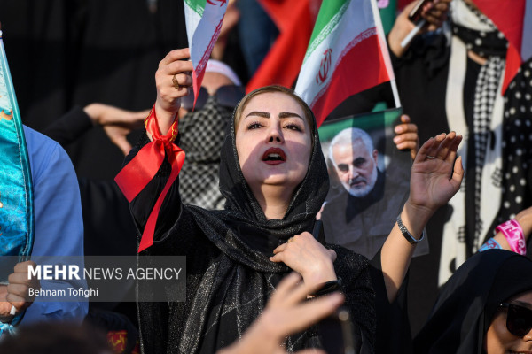 تہران کے آزادی اسٹیڈیم میں "سلام فرمانده" ترانہ اجتماعی طور پر پیش کیا گیا