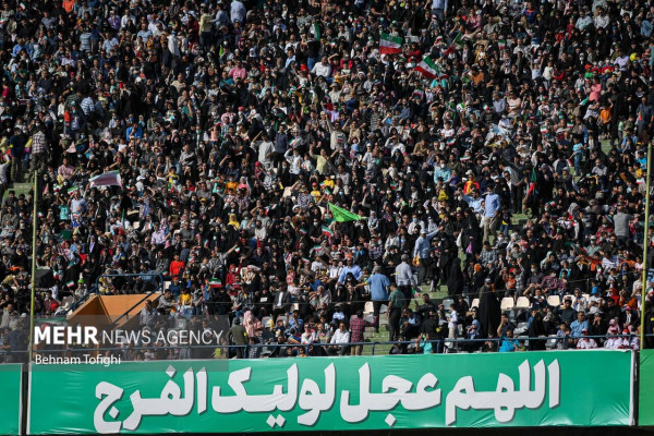 تہران کے آزادی اسٹیڈیم میں "سلام فرمانده" ترانہ اجتماعی طور پر پیش کیا گیا