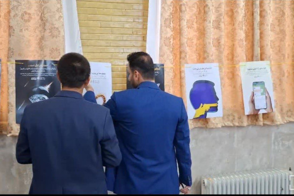 نمایشگاه پوستر زندگی با آیه ها در مسجدجامع شهر بدره