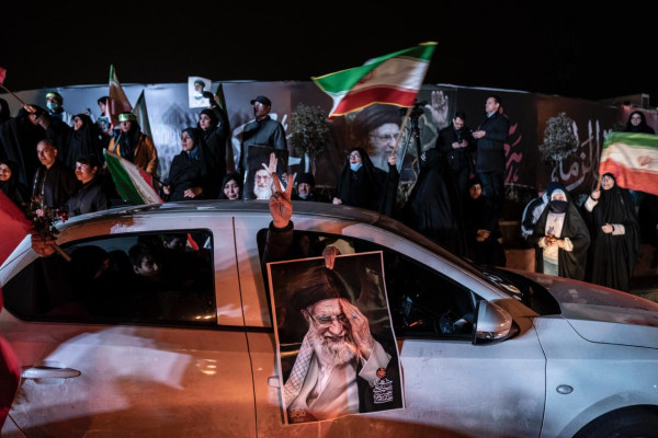 تجمع شبانه مردم در حمایت از ایران ادامه دارد