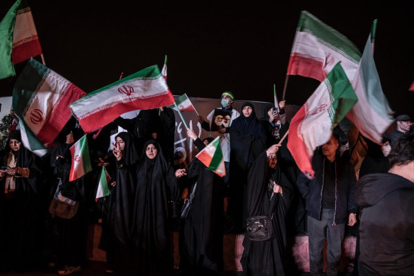 تجمع شبانه مردم در حمایت از ایران ادامه دارد