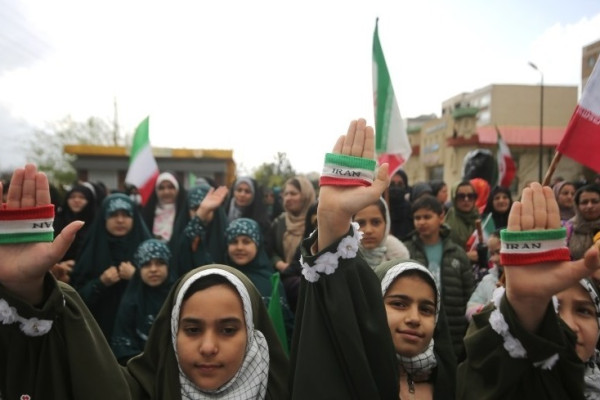 مراسم اهتزاز پرچم امام رضا (ع) بر فراز شهر همدان