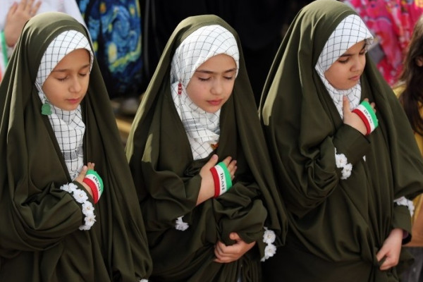 مراسم اهتزاز پرچم امام رضا (ع) بر فراز شهر همدان