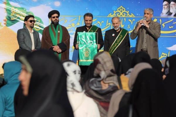 مراسم اهتزاز پرچم امام رضا (ع) بر فراز شهر همدان