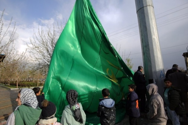 مراسم اهتزاز پرچم امام رضا (ع) بر فراز شهر همدان