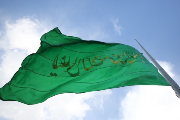 مراسم اهتزاز پرچم امام رضا (ع) بر فراز شهر همدان
