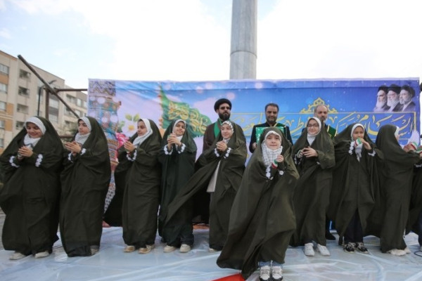 مراسم اهتزاز پرچم امام رضا (ع) بر فراز شهر همدان