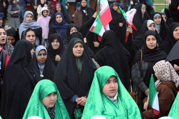 مراسم اهتزاز پرچم امام رضا (ع) بر فراز شهر همدان