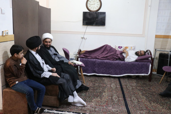 دیدار خانواده شهید طلبه جنگ رمضان و جانباز طلبه حادثه تروریستی میدان آزادی کرمان