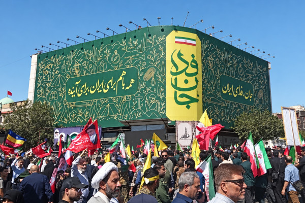 تہران کے انقلاب اسکوائر میں نئے دیوار نگارے کی رونمائی