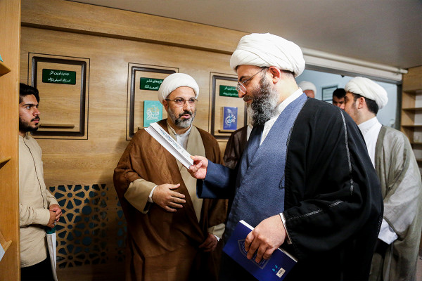 آیین رونمایی از کتاب «چشمه سار حسن»