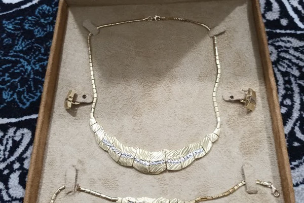 طلایی که به عشق رهبری هدیه شد