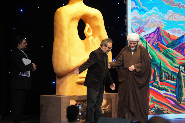 ارتفاع موسیقی جناب آقای همایونفر، از جنگنده‌های رژیمِ ملعون بالاتر بود