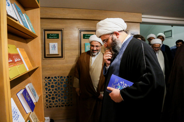 آیین رونمایی از کتاب «چشمه سار حسن»