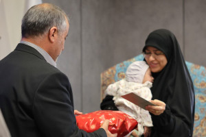 تجلیل استاندار از مادر مجاهدی که با فرزند شیرخوارش در شورا حاضر شد